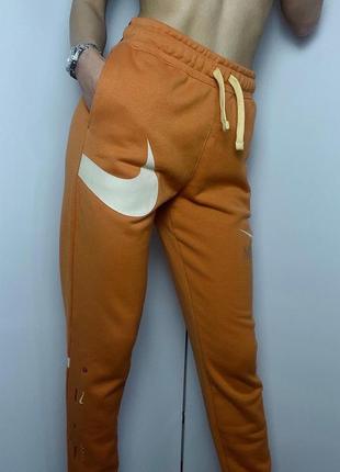 Спортивні штани nike swoosh помаранчеві спортивки найк свуш нові колекції10 фото