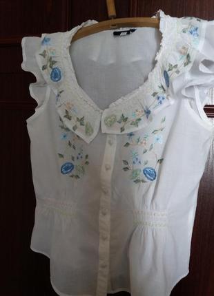 Красива блузочка з вишивкою натуральна