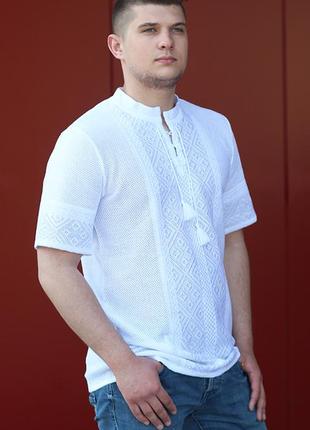 Вязана біла чоловіча вишиванка біла футболка в'язана з коротким рукавом