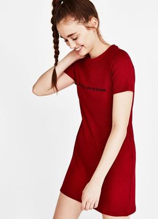 Бордовое платье футболка в рубчик с надписью bershka1 фото