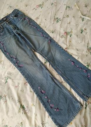 Модные джинсы с вышивкой1 фото