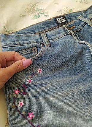 Модные джинсы с вышивкой3 фото
