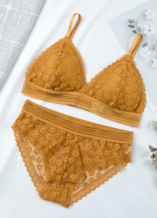 Комплект жіночого мереживного нижньої білизни