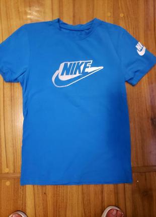 Голубая спортивная футболка