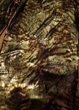 Золотистая блузка с диким принтом на спинке9 фото