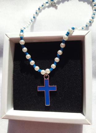 Чокер з намистинок з металевою підвіскою синій хрестик