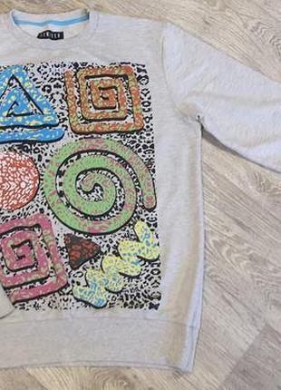 Мужской свитер с ярким притом.