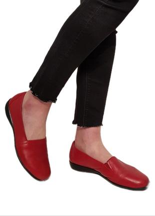 Удобные брендовые кожаные туфли caprice эффектного красного цвета