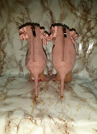 Розовые босоножки на высоком каблуке7 фото