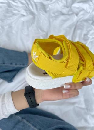 Adidas adilette sandal yellow жіночі яскраві жовті босоніжки сандалі на літо адідас жіночі босоніжки яскраві жовті сандалі на літо7 фото