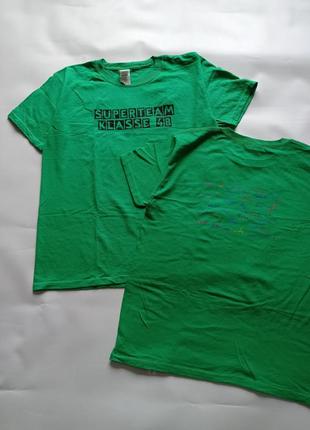 Gildan. зелёная футболка с принтом. m и l размер.1 фото