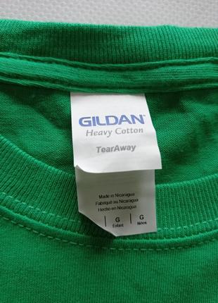 Gildan. зелёная футболка с принтом. m и l размер.4 фото