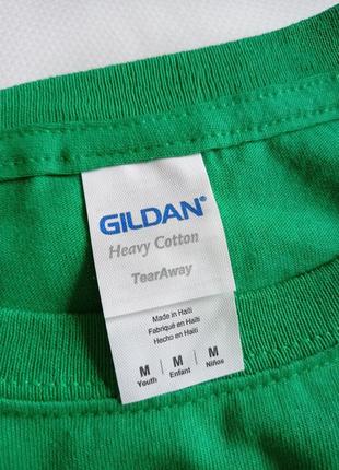 Gildan. зелёная футболка с принтом. m и l размер.5 фото