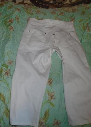 Красивые белые джинсовые бриджи2 фото