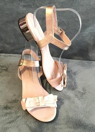 Нові босоніжки натуральна шкіра замш на 40 розмір