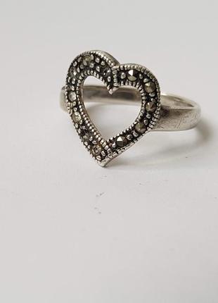 Перстень, сердечко, срібло 925 проба. марказити. 2,6 грами. 17 мм.