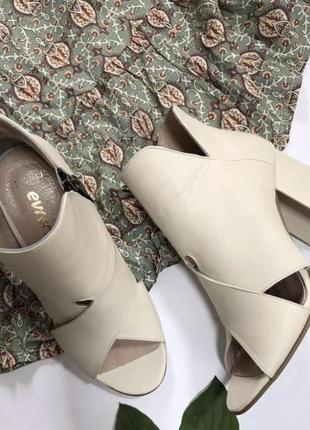 Босоножки, ботильйони