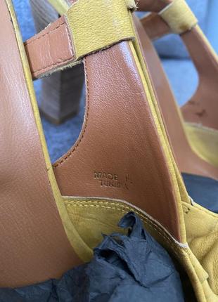 Кожаные босоножки на широком каблуке3 фото
