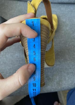 Кожаные босоножки на широком каблуке8 фото