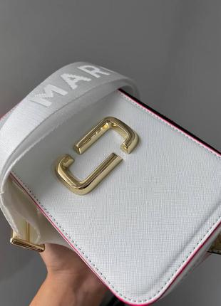 Marc jacobs logo white Toilette новинка яскрава трендова сумочка марк джейкобс біла малинова рожева трендовая белая малиновая розовая компактная сумка2 фото