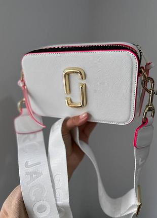 Marc jacobs logo white Toilette новинка яскрава трендова сумочка марк джейкобс біла малинова рожева трендовая белая малиновая розовая компактная сумка8 фото