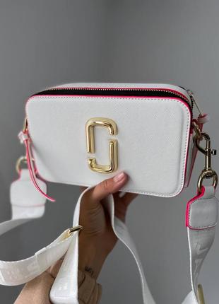 Marc jacobs logo white Toilette новинка яскрава трендова сумочка марк джейкобс біла малинова рожева трендовая белая малиновая розовая компактная сумка10 фото
