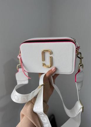 Marc jacobs logo white pink новинка яскрава трендова сумочка марк джейкобс біла малінова рожева трендова біла малинова рожева компактна сумка