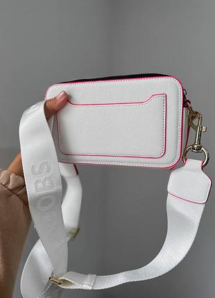 Marc jacobs logo white Toilette новинка яскрава трендова сумочка марк джейкобс біла малинова рожева трендовая белая малиновая розовая компактная сумка4 фото