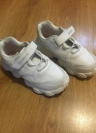 Білі кросівки белые кроссовки