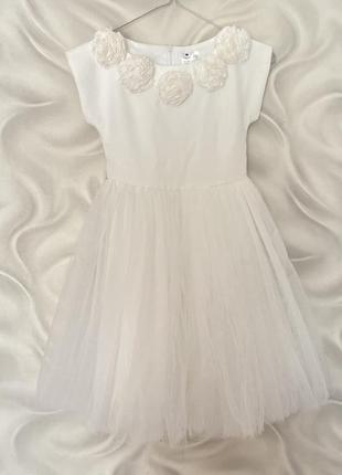 Ніжна сукня білого кольору для дівчаток