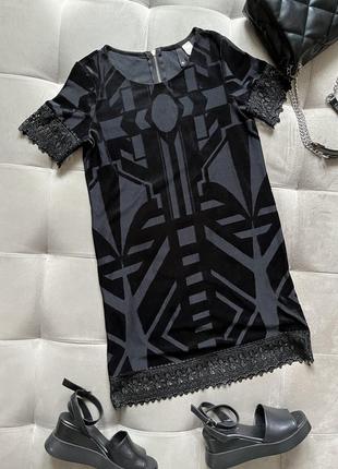 Черное платье с микровельветовыми вставками с кружевом