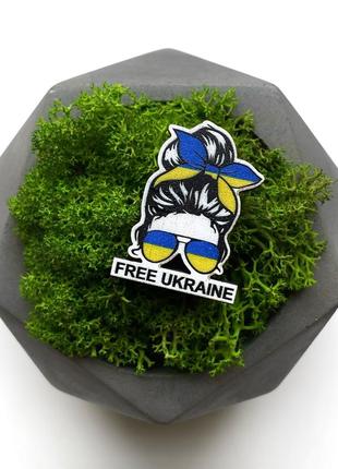 Патриотический значок free ukraine2 фото