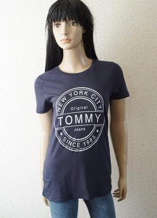 Женская удлиненная футболка tommy jeans темно синего цвета.1 фото