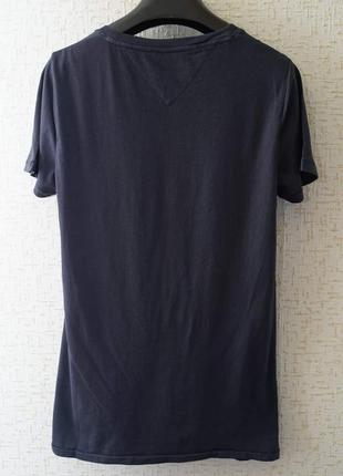 Женская удлиненная футболка tommy jeans темно синего цвета.4 фото