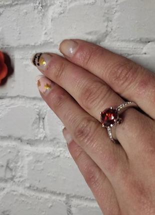 Красиве кольцо колечко перстень червоний камінь