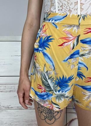 Легкие летние шорты в цветочный принт из вискозы на высокой посадке 1+1=35 фото
