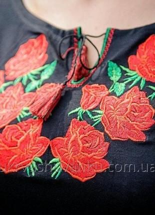 Красивая женская вышитая футболка с вышитыми розами. а-143 фото