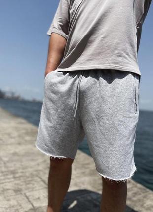 Светло серые мужские шорты трикотажные оверсайз до колена с молнией на карманах, легкие шорты4 фото