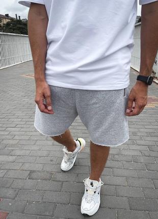 Світло-сірі чоловічі шорти трикотажні оверсайз до коліна з блискавкою на кишенях, легкі шорти7 фото