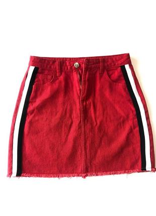 Джинсовые юбка с лампасами брендовая prettylittlething красная1 фото