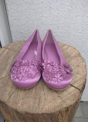 Нові туфлі в квітах для дівчинки балетки , новые фиолетовые туфли туфельки1 фото