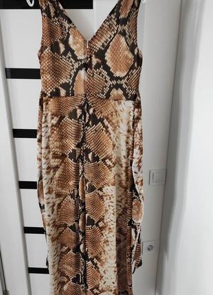 Коричневое платье-макси со змеиным принтом и завышенной талией3 фото
