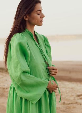 Салатовое платье оверсайз с рукавами-клеш и завязками на груди из натурального льна8 фото