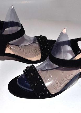 Босоніжки із заклепками