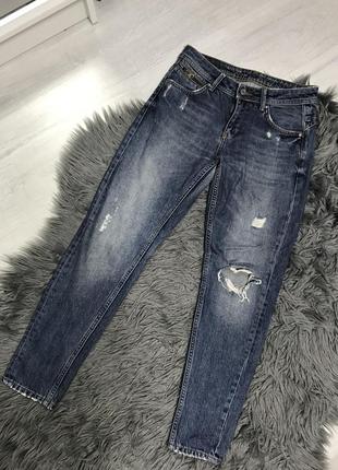 Модные джинсы с потёртостями и дыркой на колене1 фото