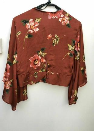 Укорочена атласна блузка топ з розкльошеними рукавами квіти,primark3 фото