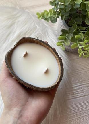 Соєва ароматична свічка в кокосі «cotton and iris»3 фото