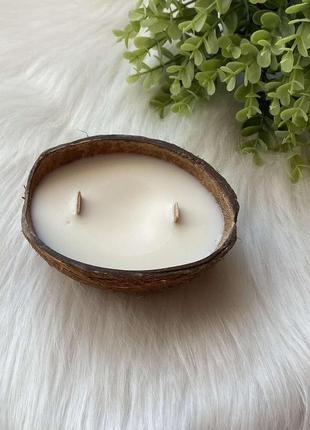 Соєва ароматична свічка в кокосі «cotton and iris»2 фото