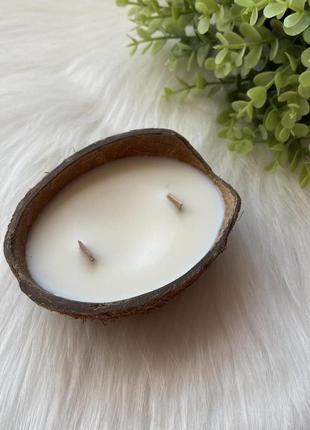 Соєва ароматична свічка в кокосі «cotton and iris»4 фото