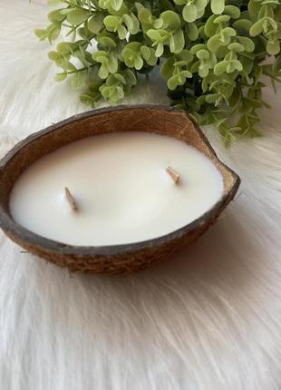 Соєва ароматична свічка в кокосі «cotton and iris»5 фото